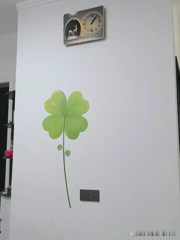 共情是一种能力，
接纳是一种认可。
共情是理解和体会他人感受到能力;
接纳是对他