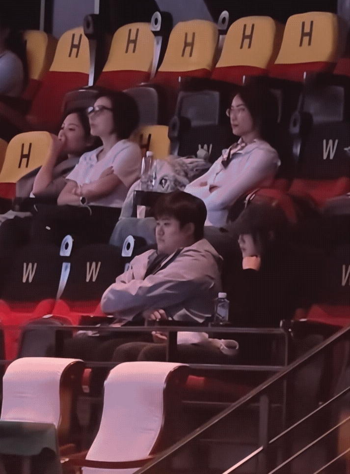 10月5日，陈梦现身WTT中国大满贯看台，来看自己学校小队员姜依依的比赛了[赞]