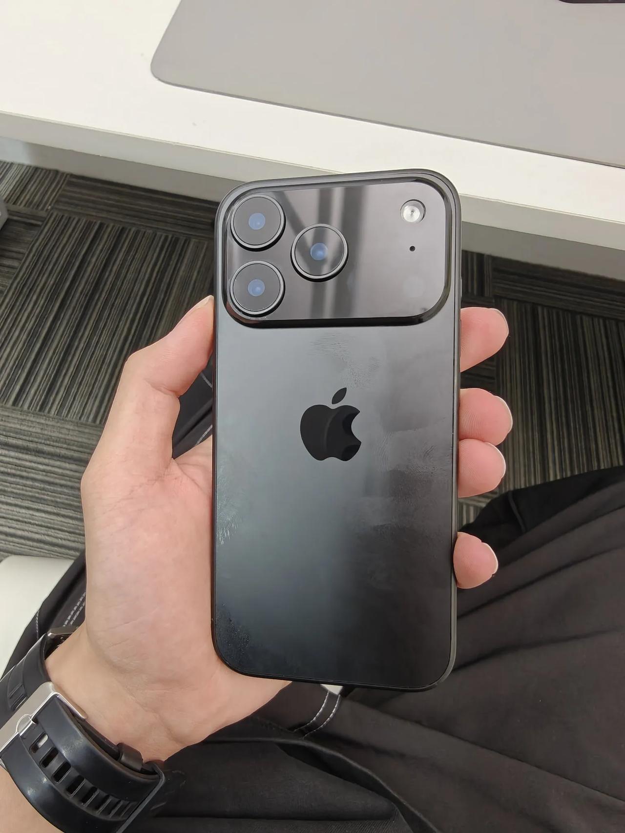 iPhone 17Pro长这样好看吗？
据说新款iPhone 17 Pro使用铝