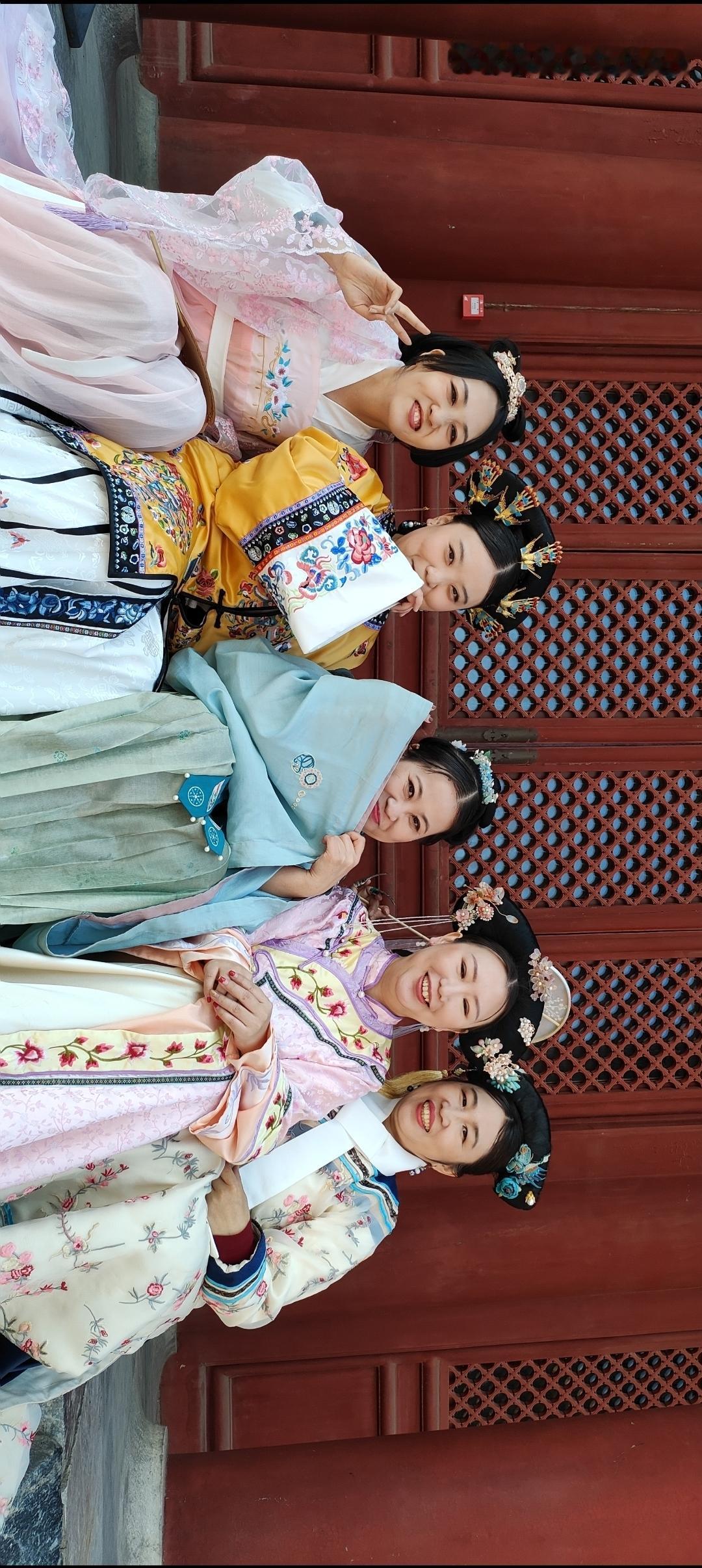 穿越时空的姐妹情：古装闺蜜照👭👗💐