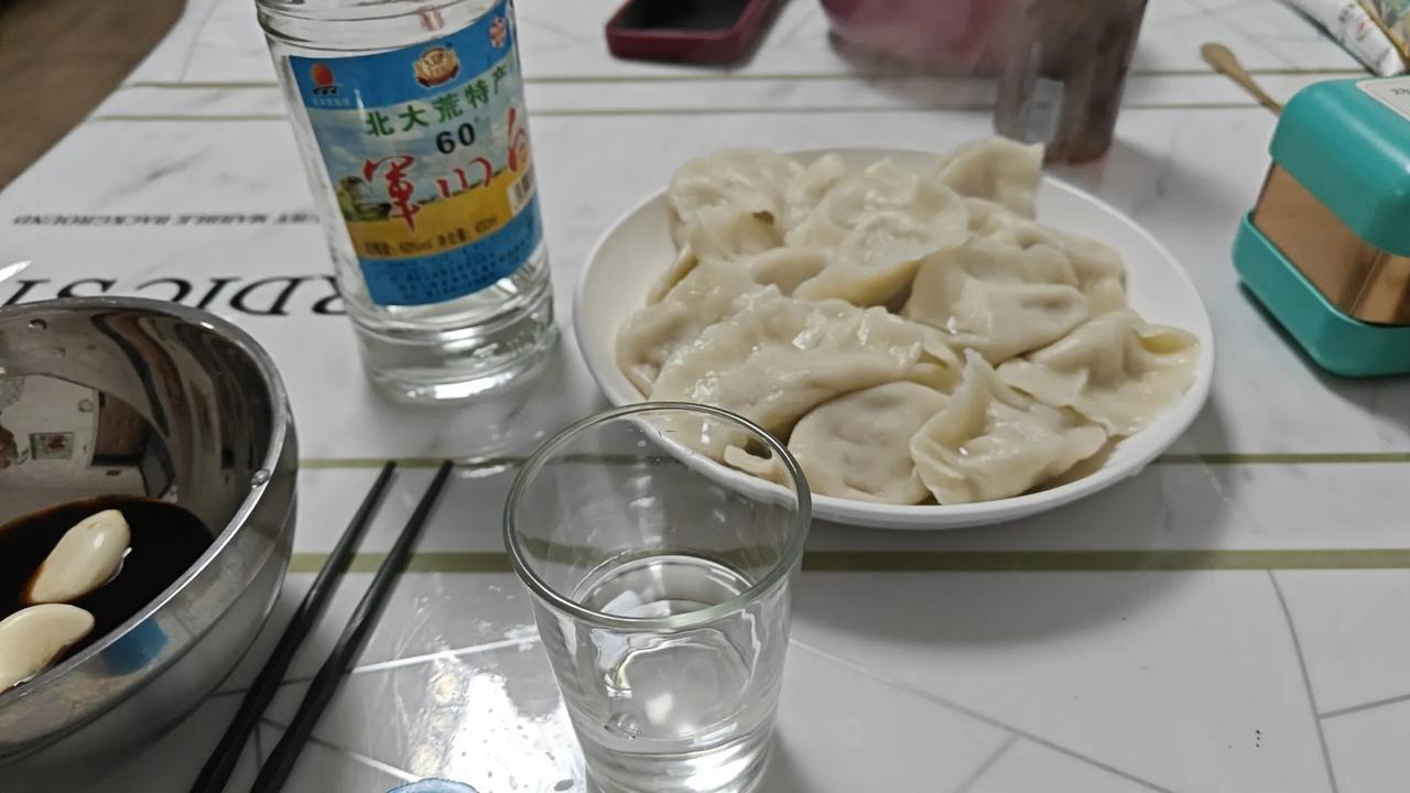 我平生很少喝白酒，就吃饺子的时候整口白酒。
​这个军川白，是兄弟辉明2017年开