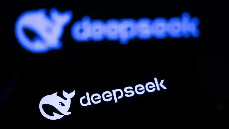 在深度和DeepSeek大聊几天后我基本能识别出它的文本风格了，作为中文母语者在