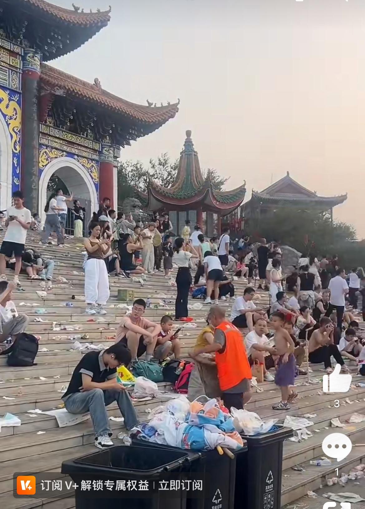 泰山南天门，满地垃圾，一片狼藉，登泰山的人为了看日出，舍不得花钱住宿，露天广场睡