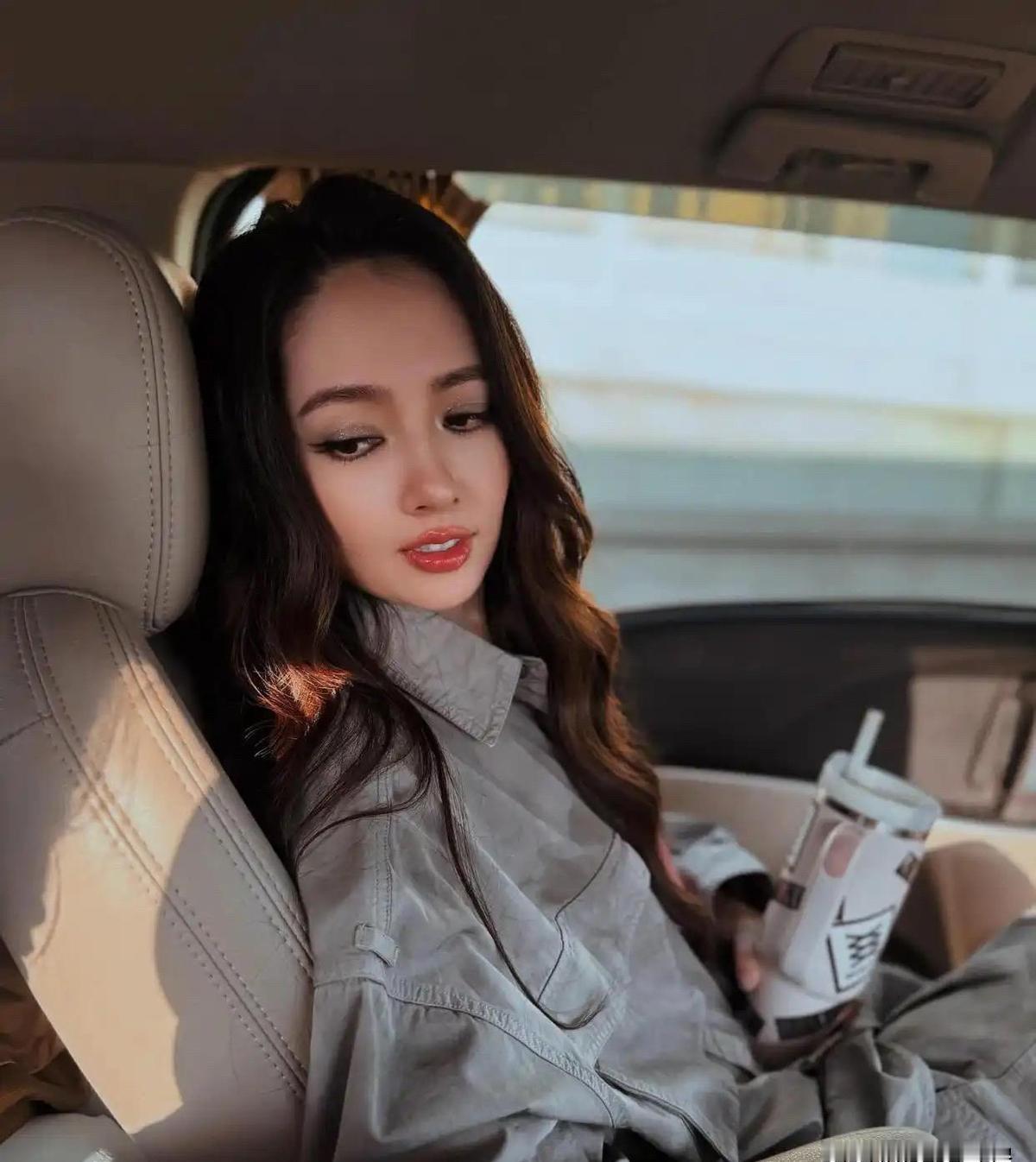 郭碧婷不发朋友圈了，向太却天天晒礼物。
孩子生了两个，她连个热搜都上不了。
向佐