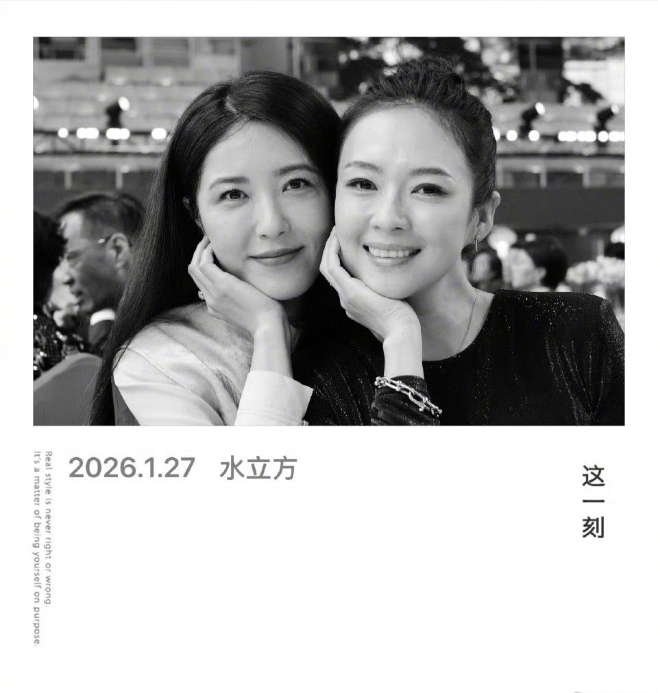 章子怡偶遇老同学曾黎 中戏96级的神仙同框！章子怡曾黎偶遇合影，时光仿佛按下暂停