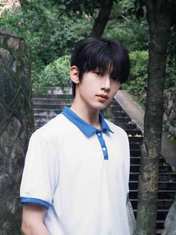 吴俊霆快重回校园剧赛道吴俊霆校园剧快递本子 校服的照片拍的真的是太有少年感了吧，