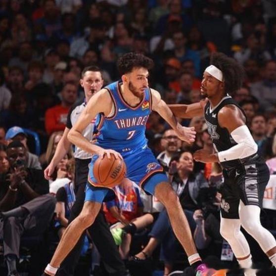 《原来雷霆上一场轮休八人，是为了憋着劲打马刺，想要找回上次输给马刺的面子，但是比