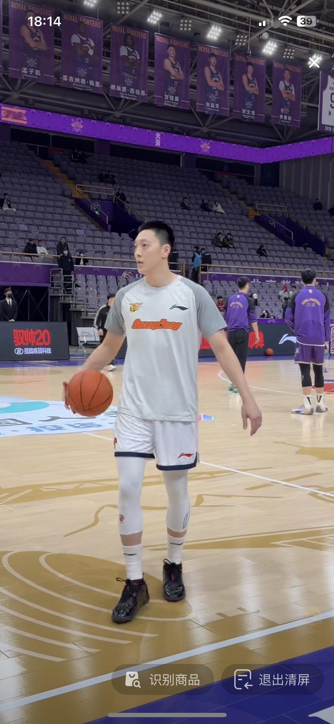 今晚广东客场战北控，徐杰和奎因不打，小胡要支棱起来了，没有依靠，就要靠自己了，运