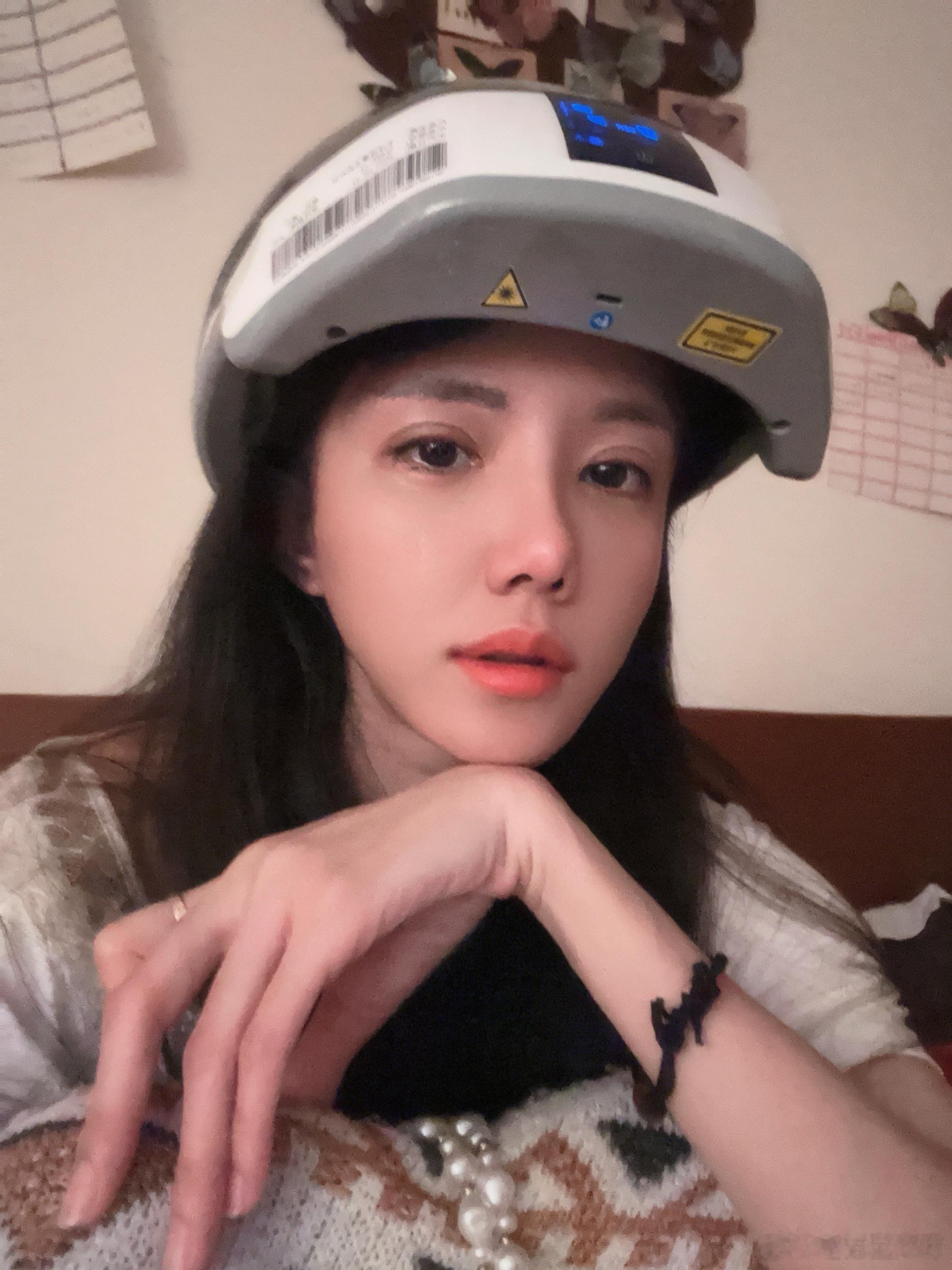 带生发帽的时候看小红🍠的视频，看到可怜的小猫小狗我就哇哇哭，下一秒看到搞笑视频