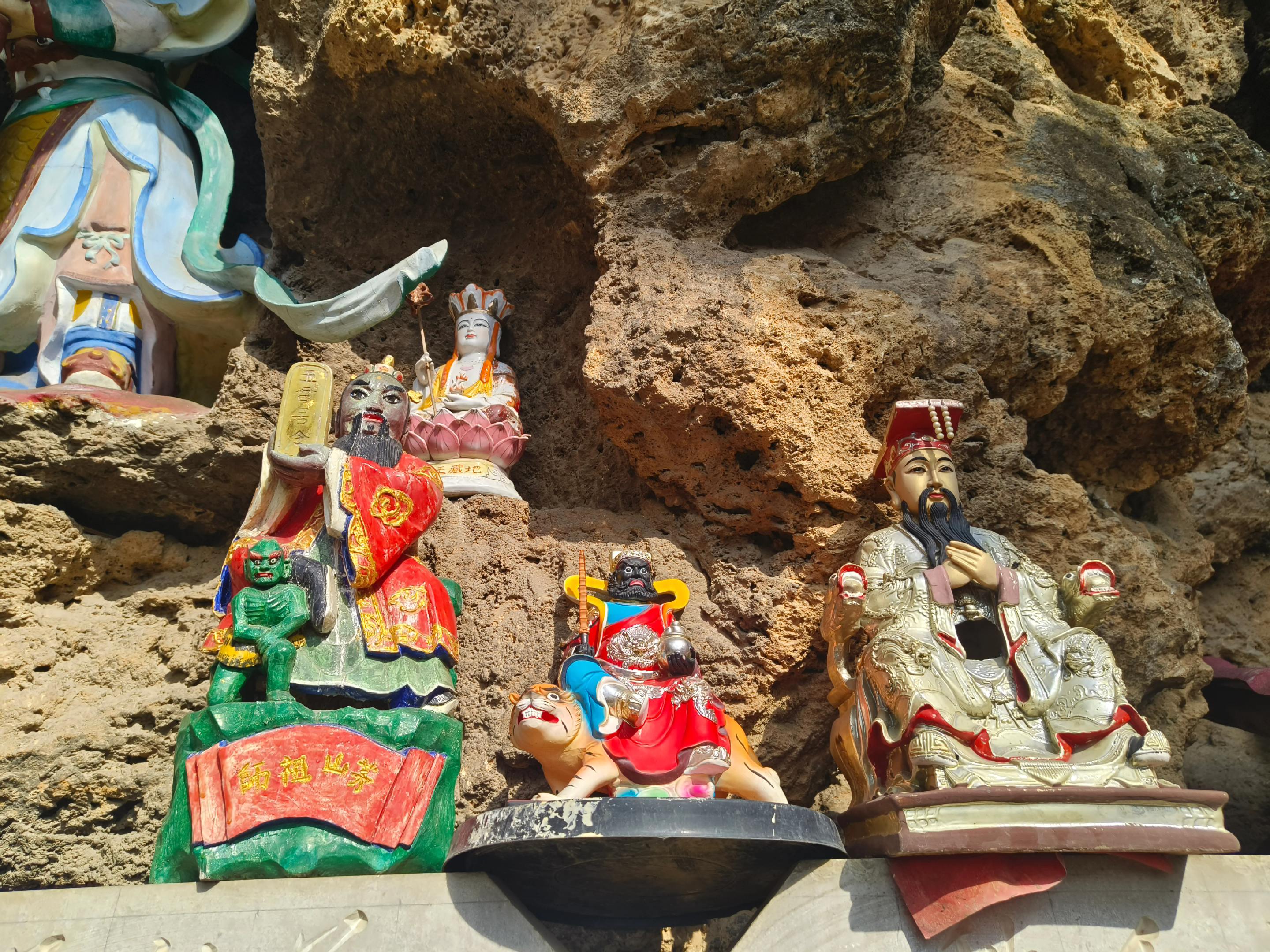 昔日座上宾，今朝阶下土；  炉冷灰无痕，灯灭苔痕古。  蛛网结霞帏，鼠...