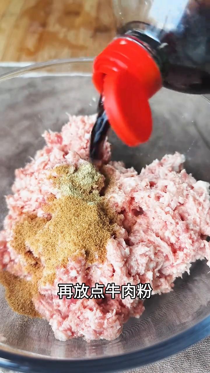 就用小萝卜菜和猪肉馅搭配在一起，拌好的肉馅鲜香鲜香。
·先来和个面，和面的时候习