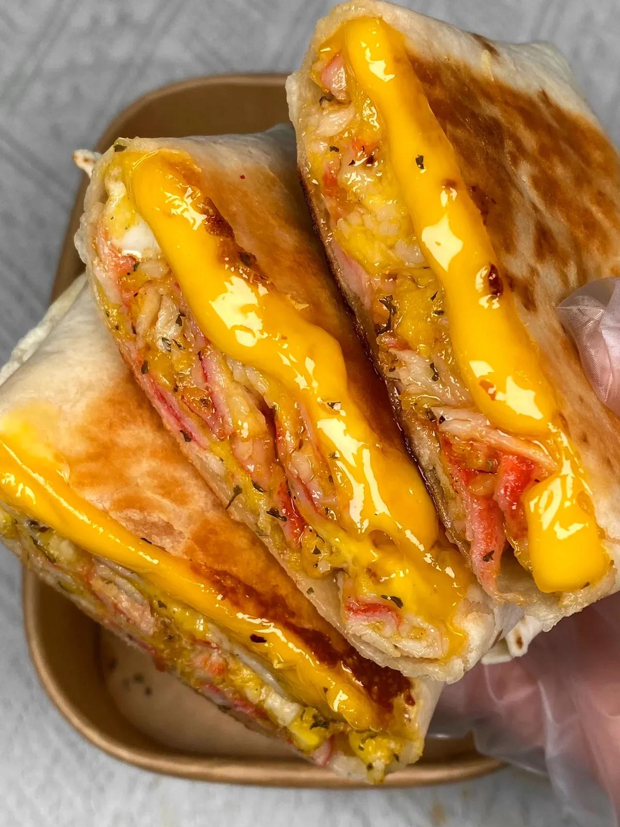 5分钟搞定的早餐，🧀蟹柳芝士滑蛋卷饼🥙 真的绝绝子！！
嫩滑的鸡蛋加上鲜嫩的