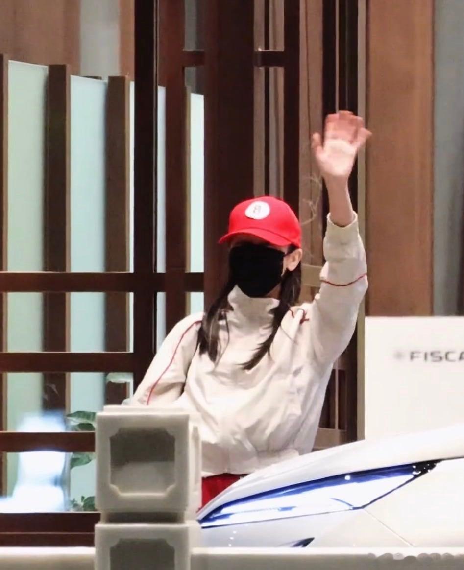 迪丽热巴小红帽队服路演 来了来了！迪丽热巴已到达杭州为《功夫女足》杭州站路演做准