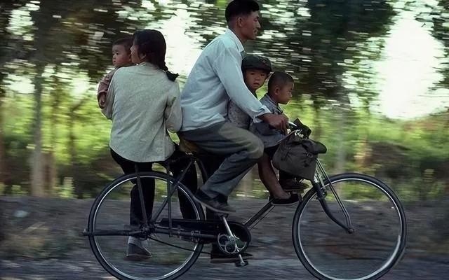 回顾时光老照片像这样一辆自行车驮全家的情景再也看不到了！