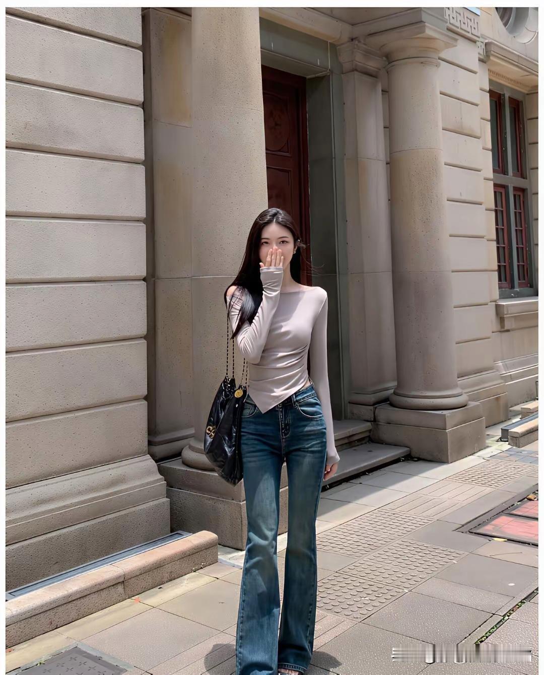 优雅气质穿搭，复古建筑前摆拍，时尚又迷人的美女掩嘴偷笑，这孩子太有意思了！