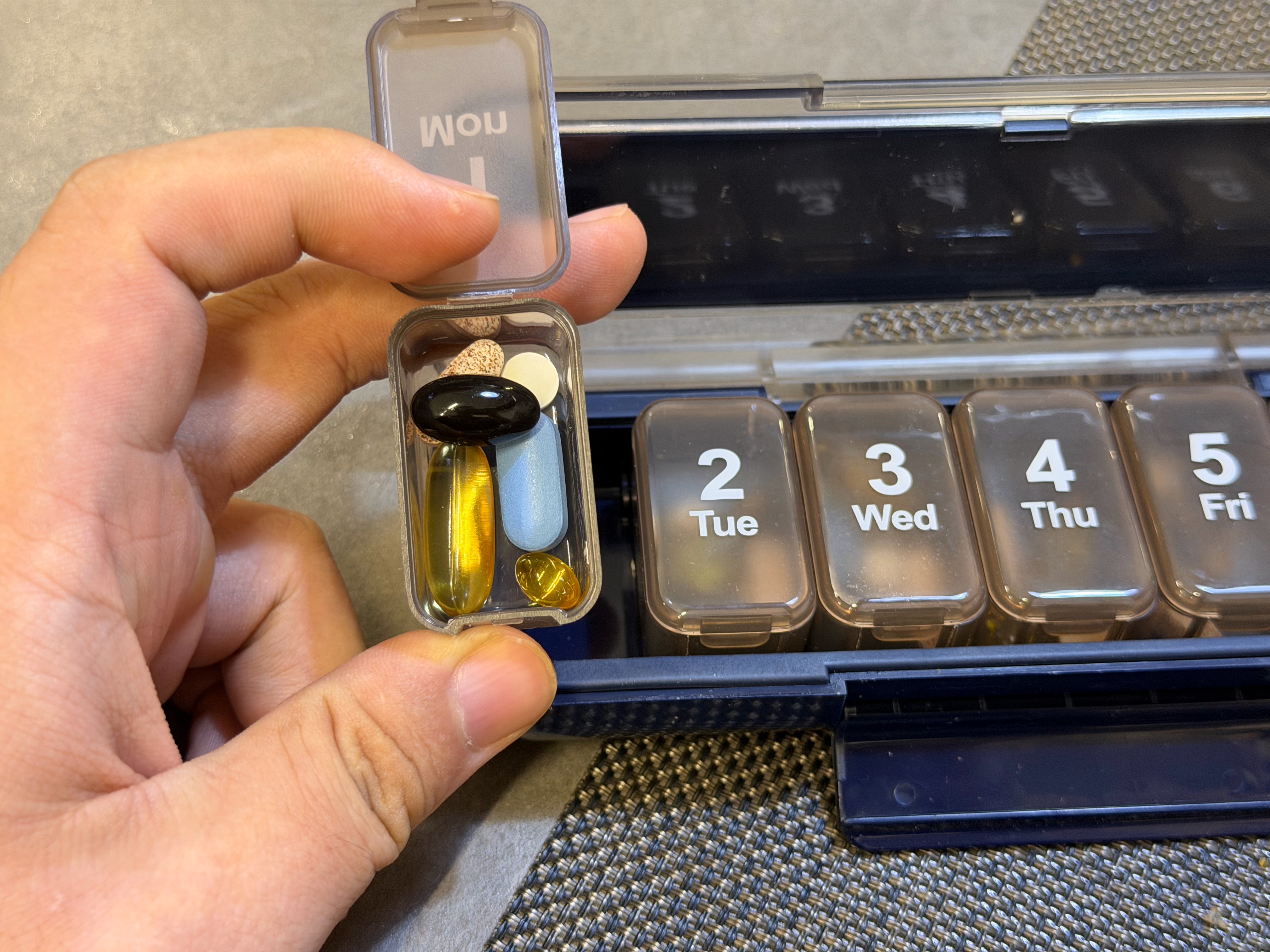 今天的刚吃完，赵娜已经把下一周的补上了就是一些鱼油，锌镁片，维生素，辅酶Q10和
