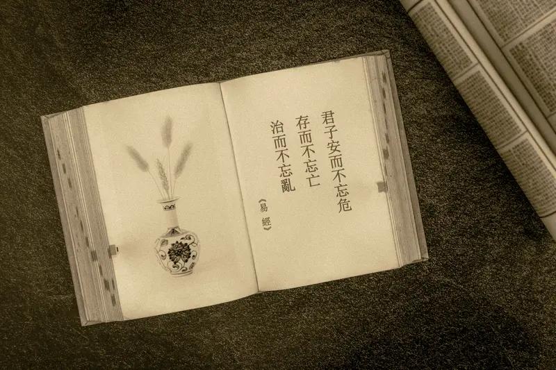 上联：命里有时终须有，
下联：命里无时莫强求。