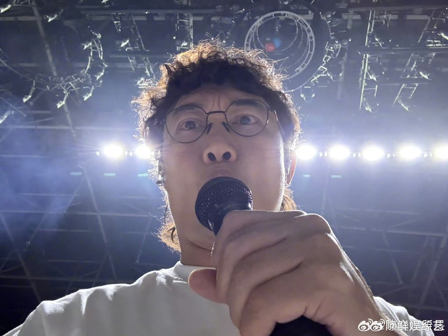 陈奕迅手指头好痛 陈奕迅一拿起吉他，那种独特的魅力就挡不住。哪怕指尖不适，歌声里