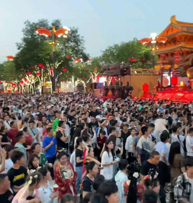 中国人口断崖式下降
30后5300万人
40后9400万人
50后1.6亿人
6
