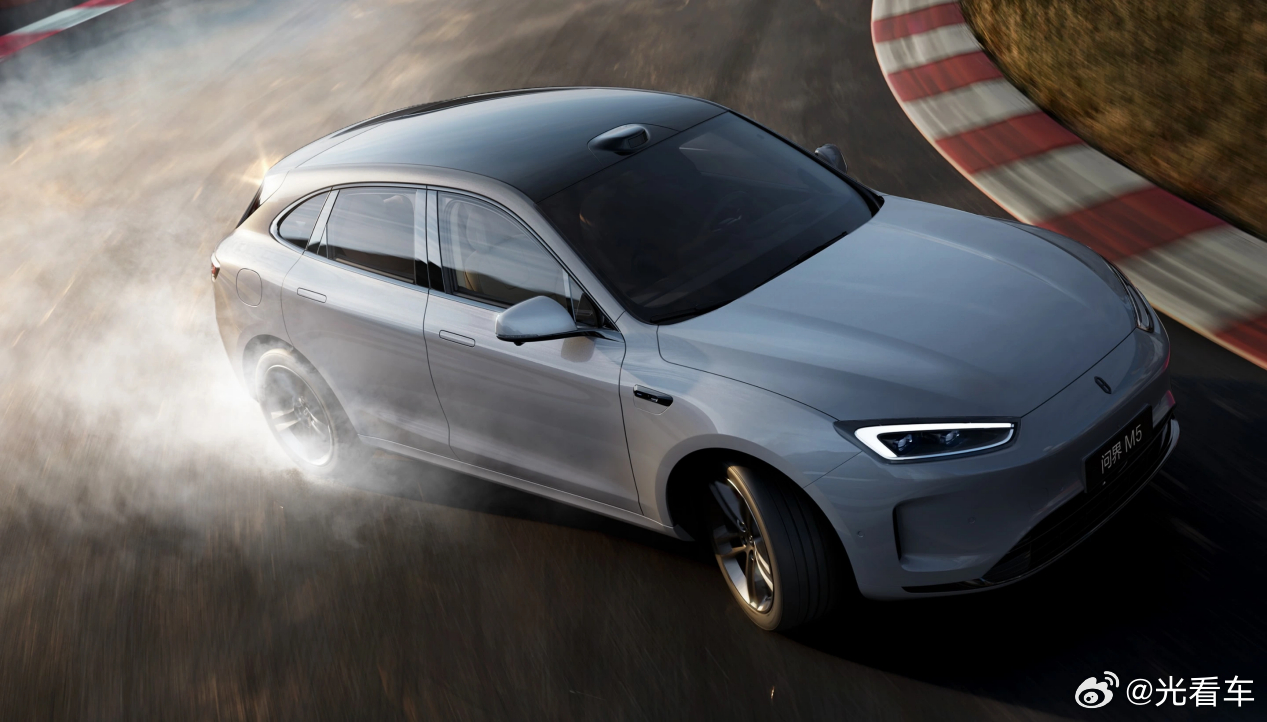 一封3.8女神节情书：问界M5，悦见你的风华，更守护你的底气三月春风和煦，万物芳