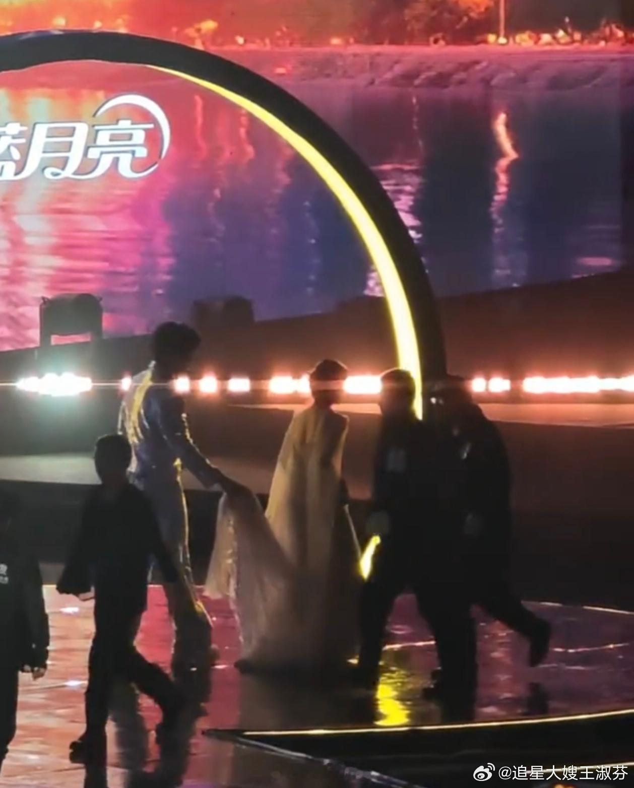 沈月魏哲鸣 双紫星 救命！沈月魏哲鸣也太般配了吧！温柔紫衬得两人气质超搭，随便一