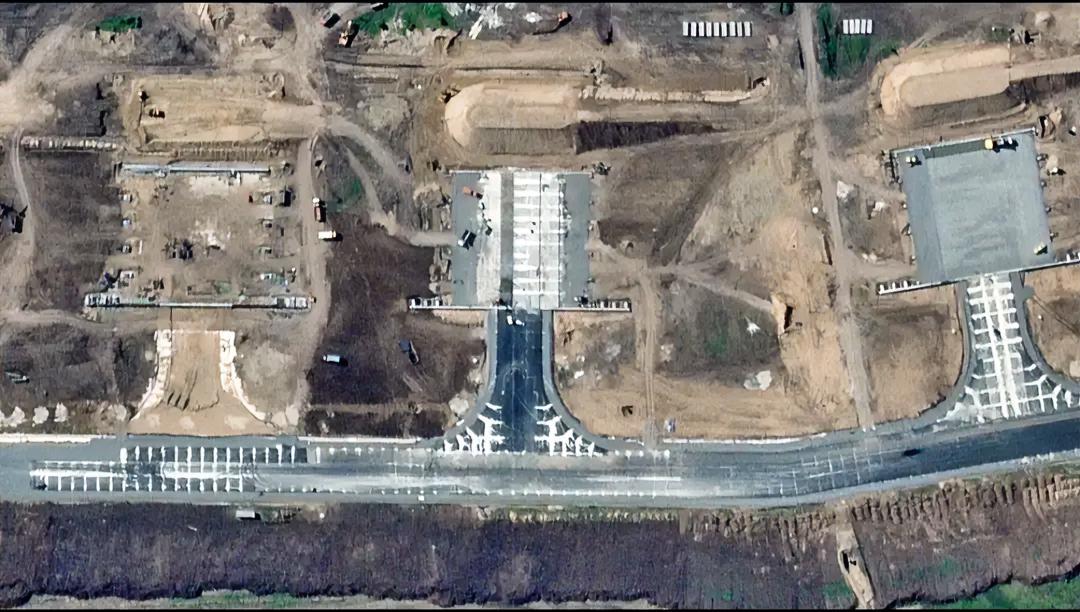 俄罗斯空军，他们正在用最原始的方式保护昂贵的战机——修掩体。
为什么现在才突然开