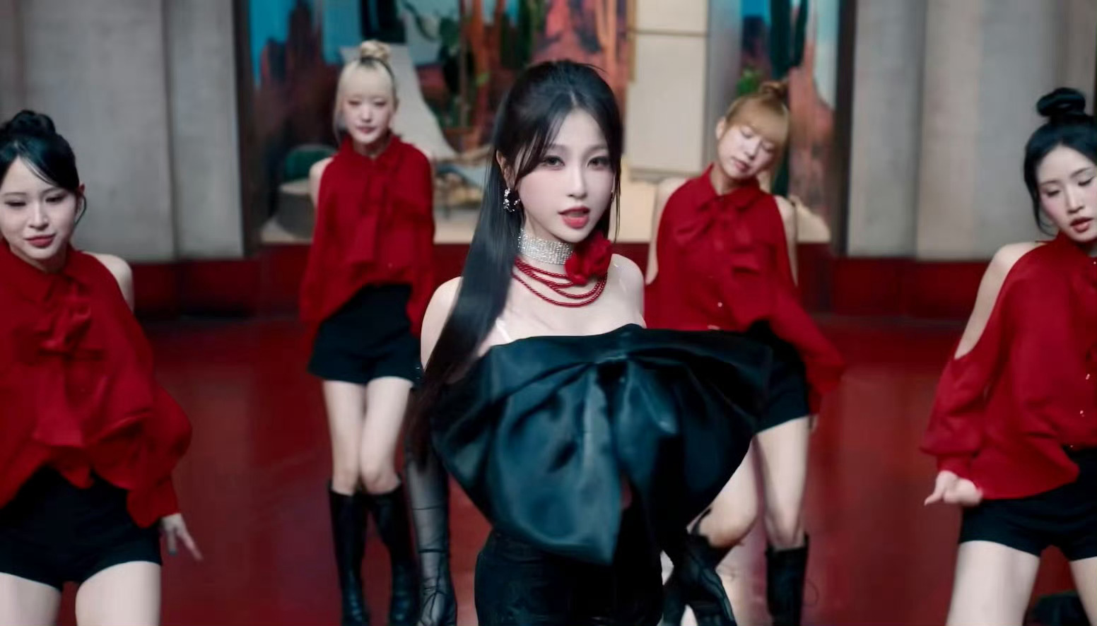 到底是虞书欣过生日还是我啊、、吃得太好！！🥹爱鼠高马尾那套、、辣得不行了欣欣?