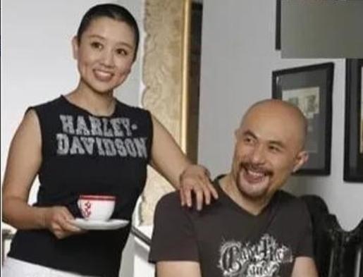 1994年，饰演“鳌拜”的徐锦江到云南拍戏，路过机场的时候，他看到一队女兵，其中