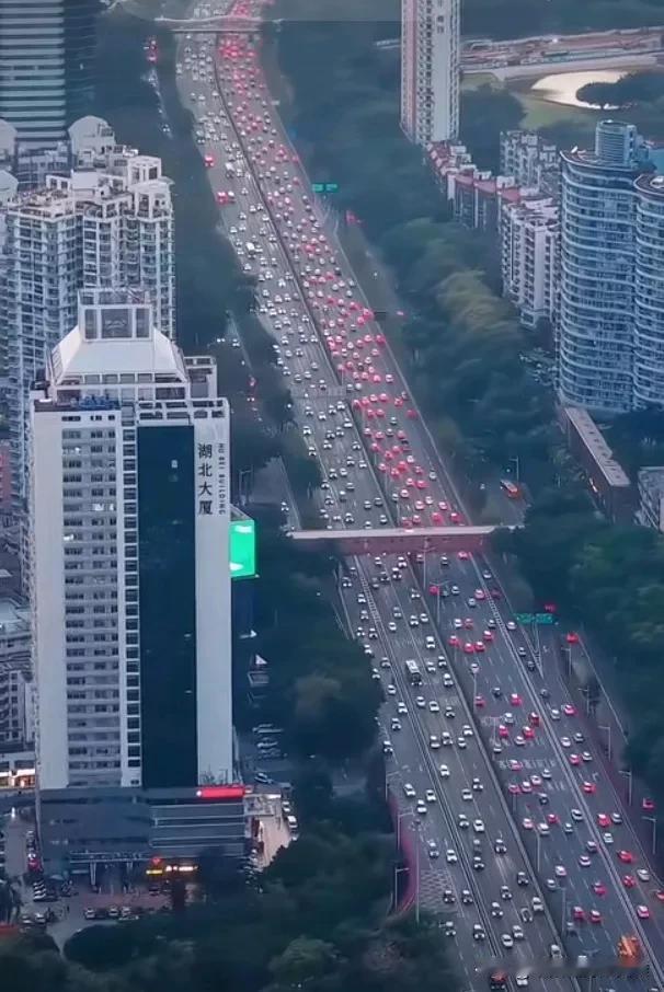 这里不是北京也不是上海，这里曾经是小渔村，对，这里就是深圳，是深南大道，是中国经