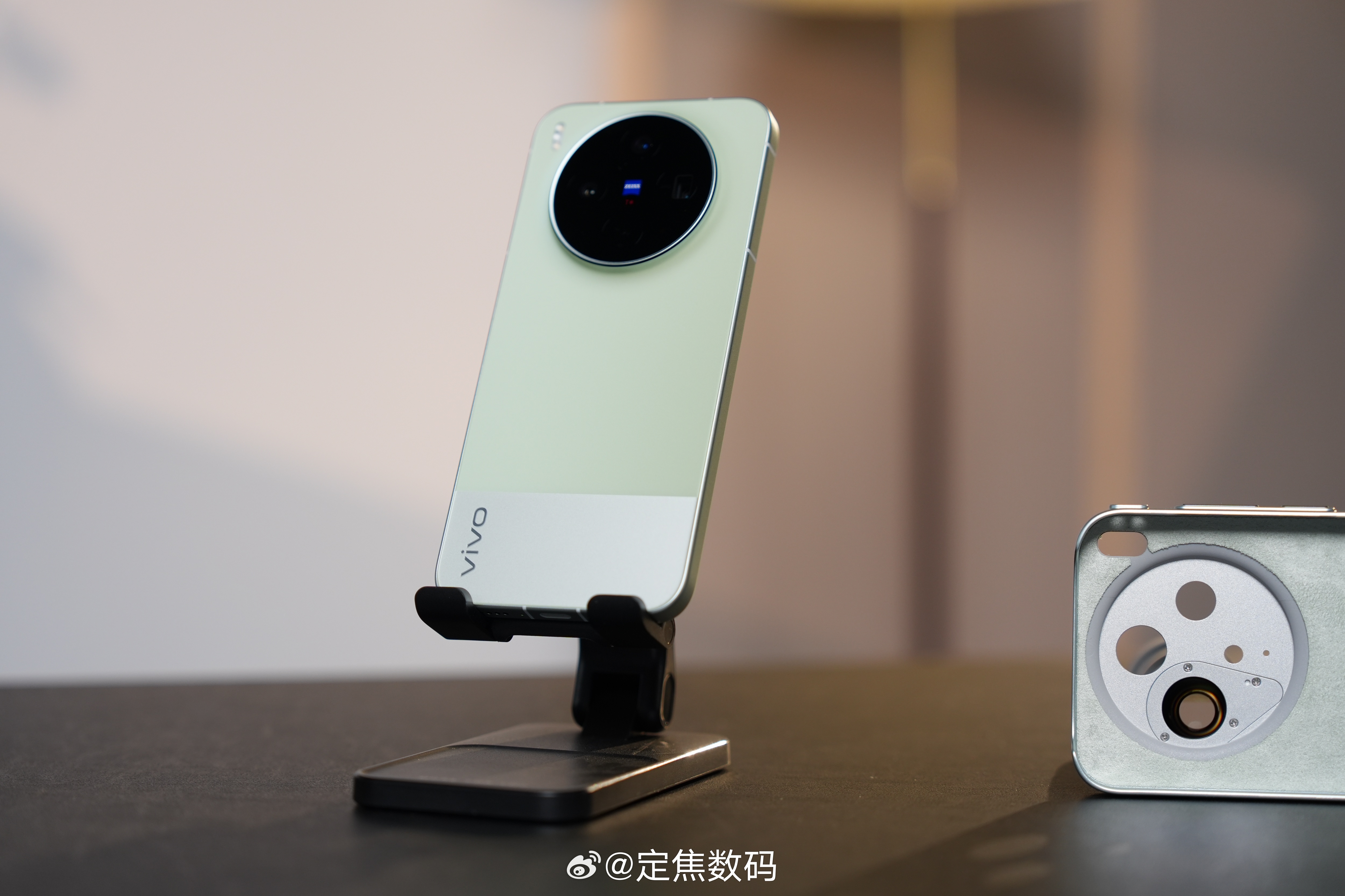 vivo X300s超能小V单 图图来哩... vivo回归拼色X300s，外观