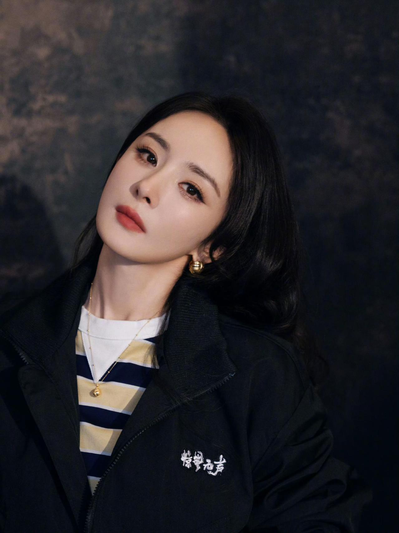 怎样穿搭知性又显身材?成熟美女穿搭写真