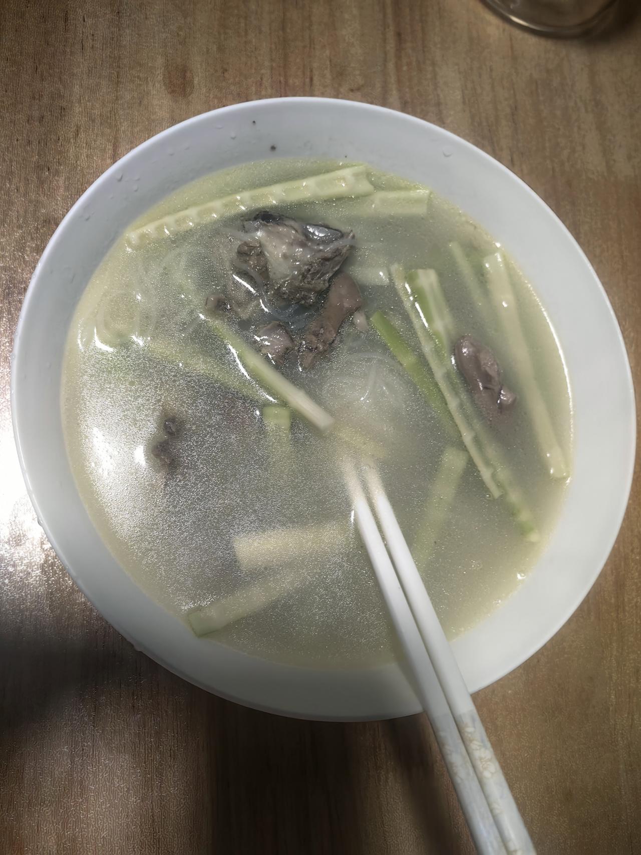 给闺女炖的鸡汤，做的米线。
