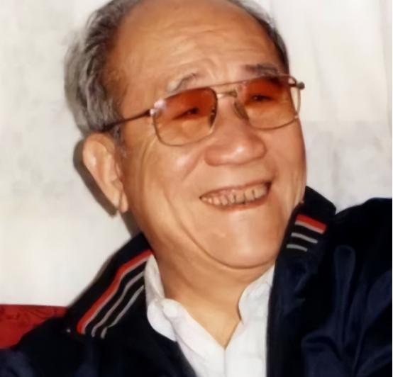 1950 年，随着一夫一妻制的颁布，侯宝林召开家庭会议，看着泪流满面的三个老婆，