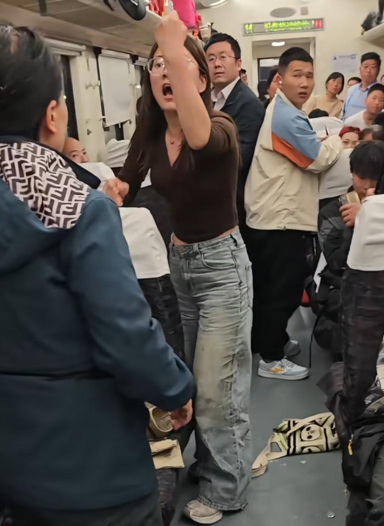 有没有发现现在吵架的大多是女性，男的甚至劝架都懒得劝了，吵得越凶睡的越香
两人因