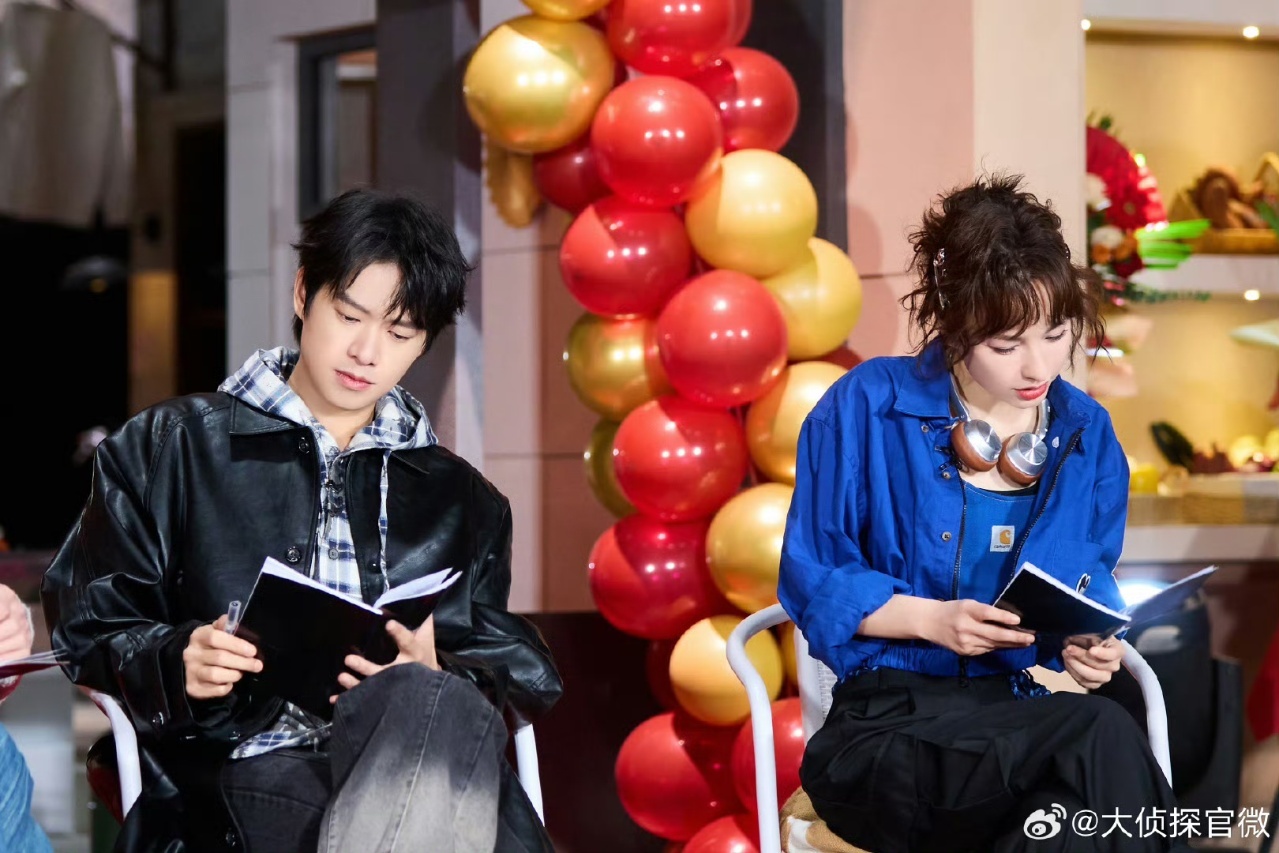 娱乐[超话]魏大勋皮衣格衫魏大勋长皮衣期待这周的大侦探！ ​​​