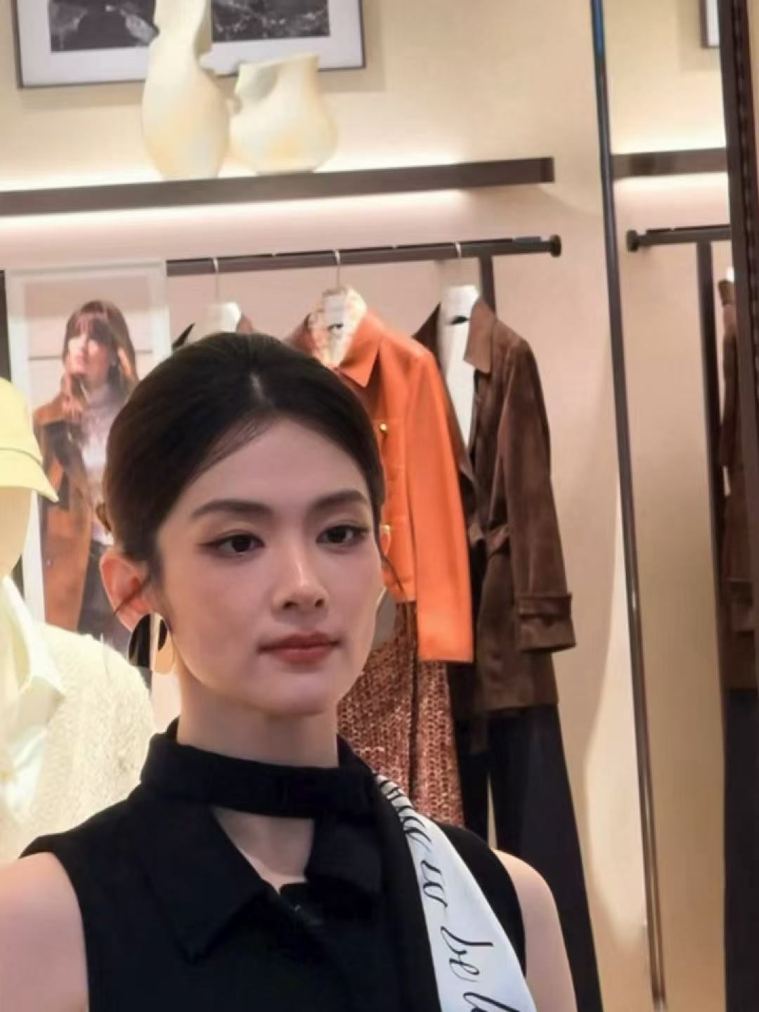 陈昊宇生图好能打陈昊宇生图好能打！姐姐简简单单站在那里就自带发光氛围感，颜值状态