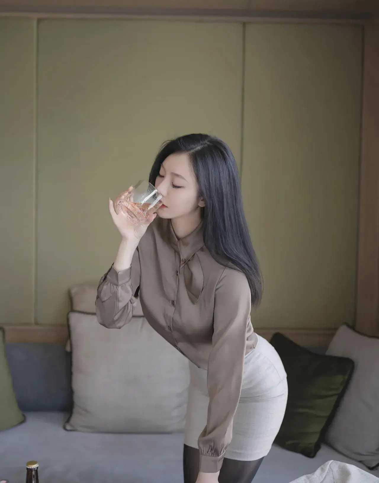 【办公室女同事的灰色包臀裙，真的太美了】
春日午后，办公室弥漫着柔和的气息。新入
