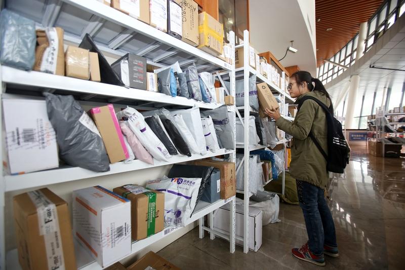 法国海关这次可真是大动作，拆封20万个平台包裹。11月8日，法国公共行动及账目部