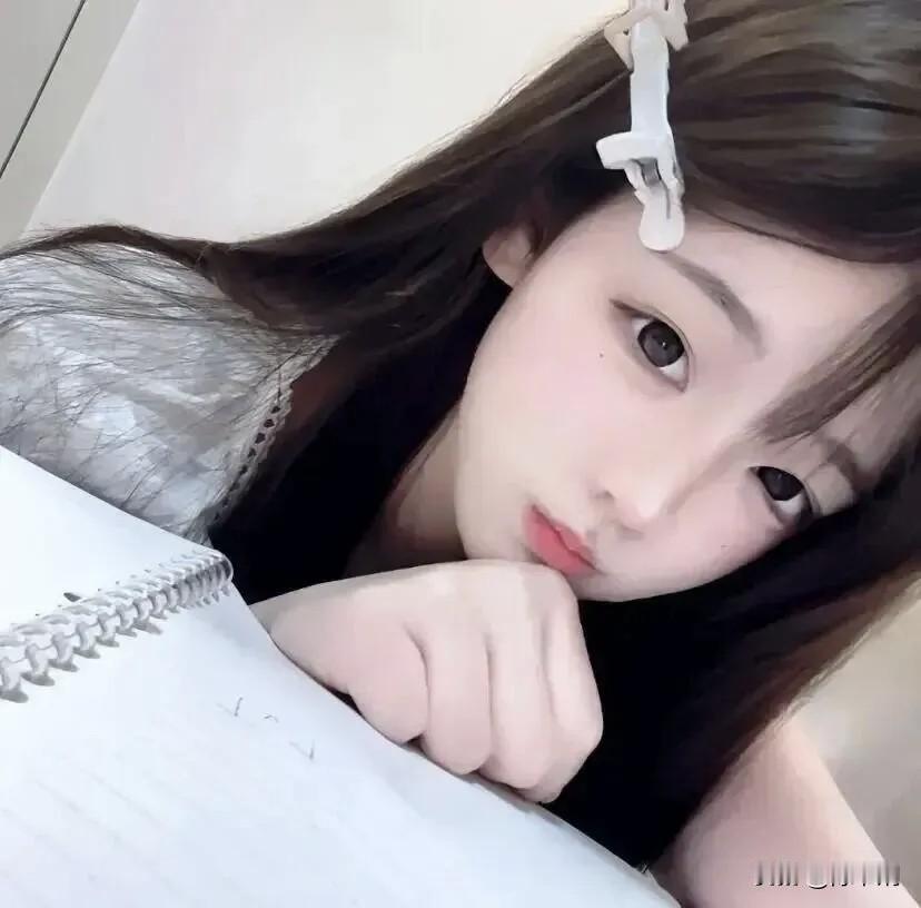 软鬓簪花倚素衾，眸光如水漾轻阴。
粉腮微歛春山黛，玉指慵垂浅袖金。
枕畔幽情凝睇