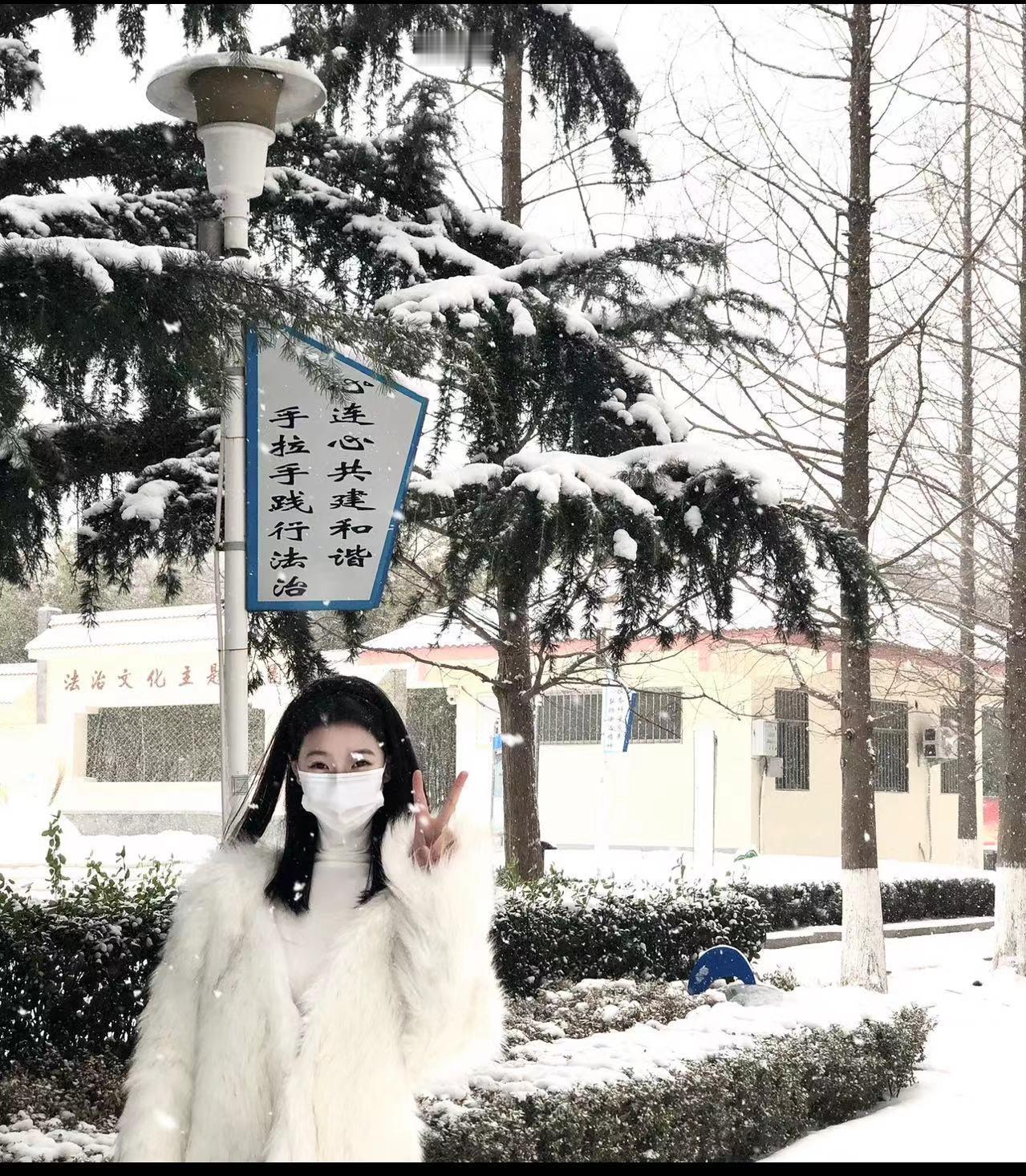 你的城市下雪了吗？今天去堆雪人，喝了热乎乎的咖啡今天的OOTD是白色鱼尾裙配白色