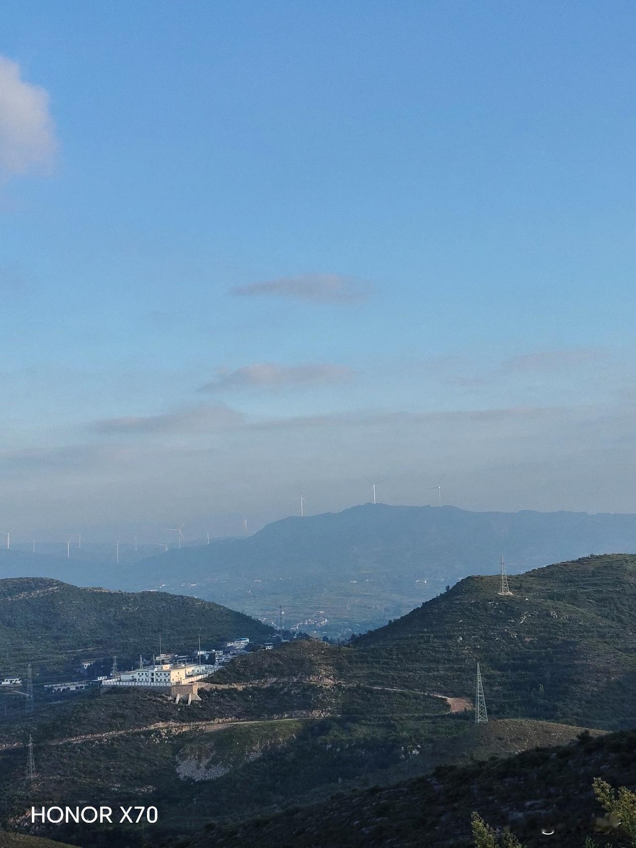 “会当凌绝顶，一览众山小”，每次读起这句诗，都感觉豪情在心中激荡。杜甫这短短十个