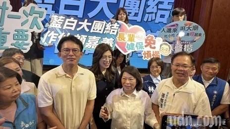 国民党主席郑丽文、民众党主席黄国昌今（4日）同台，与嘉义市长黄敏惠共同为蓝白共推