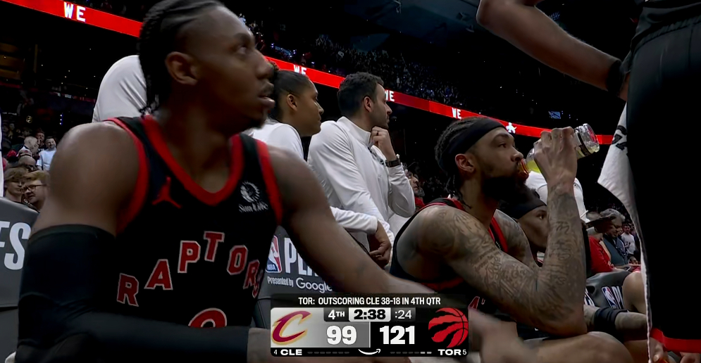 猛龙双核爆发，巴恩斯和巴雷特各拿33分。外加奇兵新秀博伊尔斯22分，末节的巴特尔