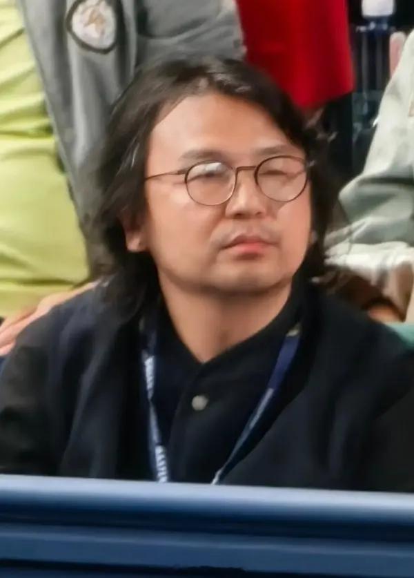谁还能认出这是雷佳音 这是在拍啥戏吗 ​​​