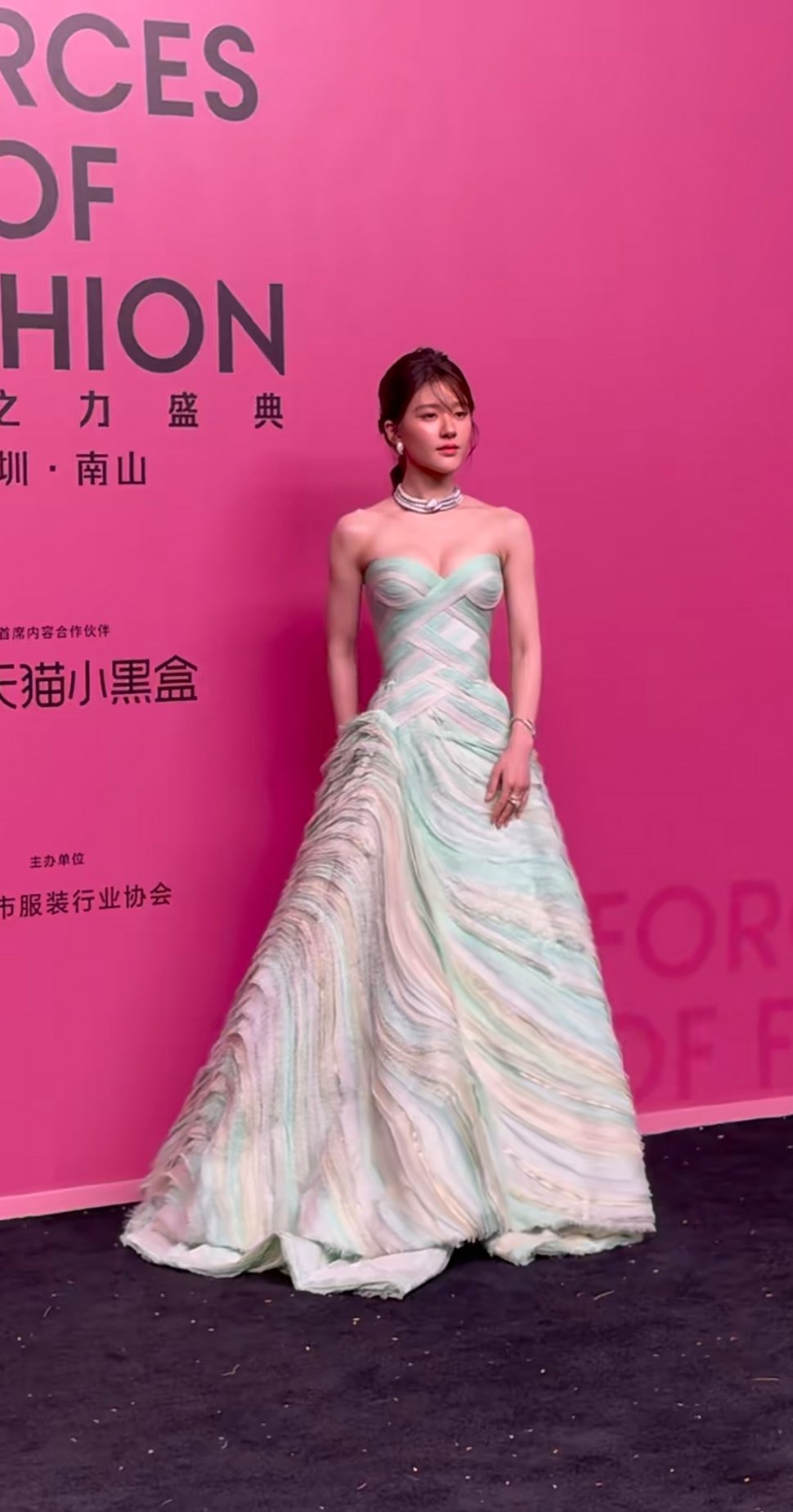 VOGUE官宣赵露思赵露思VOGUE官宣VOGUE直播间两位明星不出镜赵露思