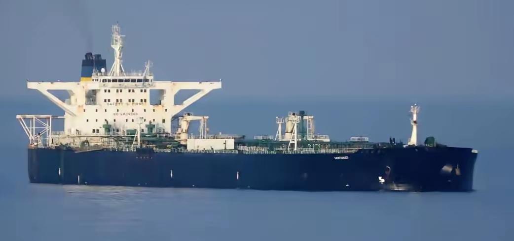 美军的“海盗旗”，这次直接撞上了钢铁墙！就在刚刚，美国海岸警卫队的突击艇，试图强