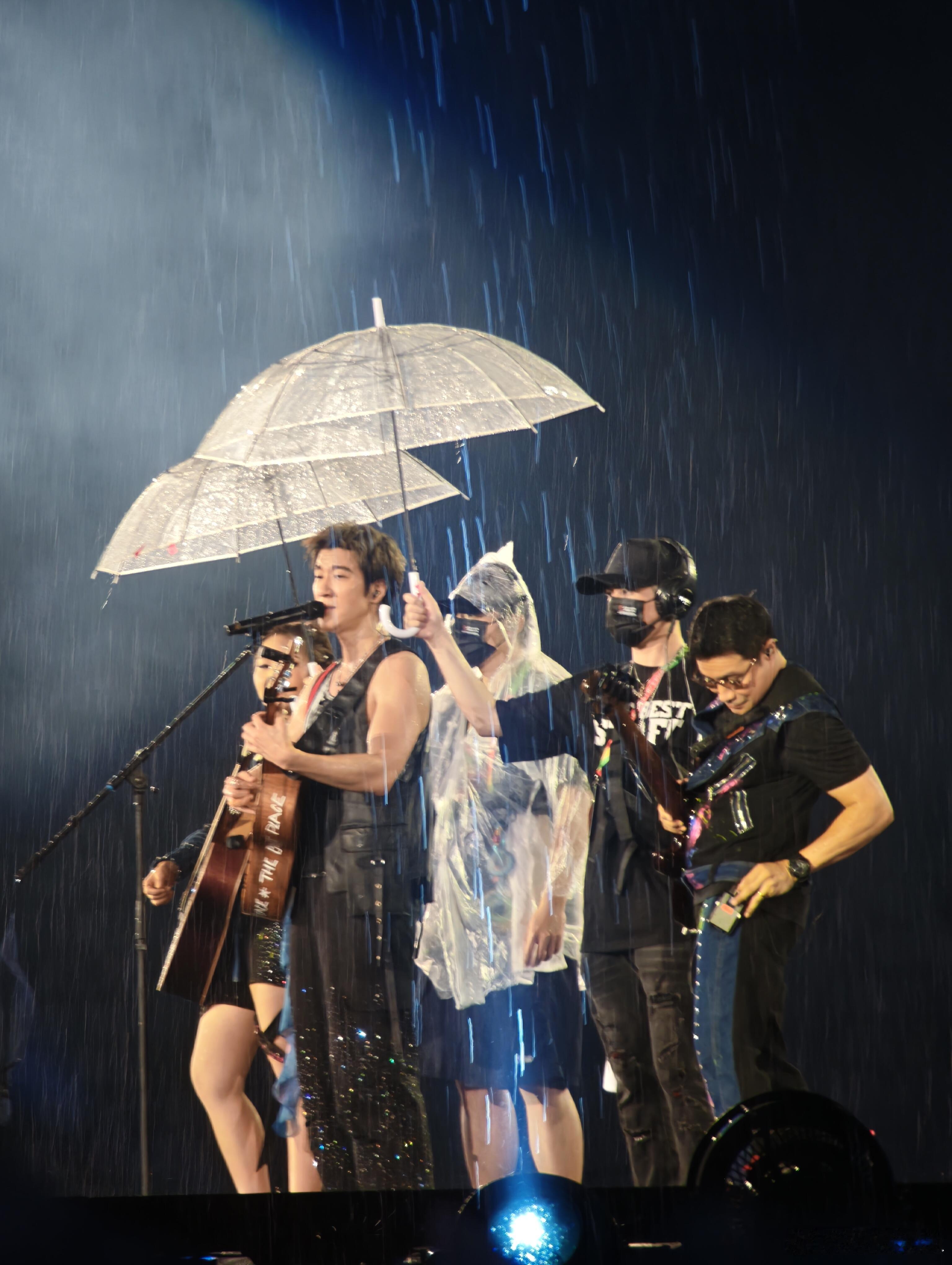暴雨中的王力宏王力宏苏州演唱会暴雨现场的粉丝也太厉害了，大雨也没有浇灭大家的热情