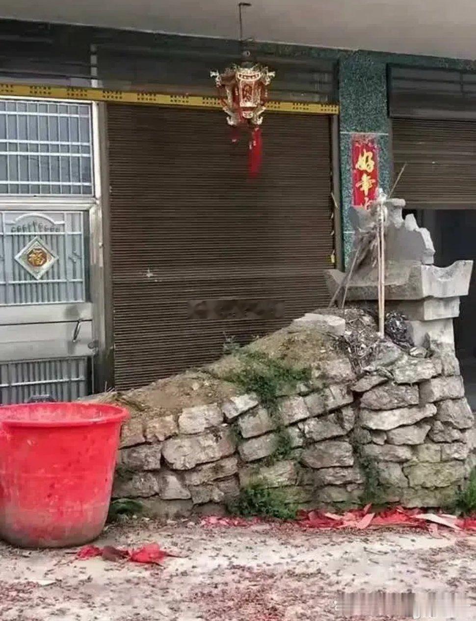 因为家门口有这个坟墓，相亲了199次都没成功，该怎么办才好？[喵喵][喵喵] 笑