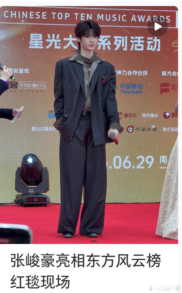 张峻豪展示高跟鞋谁家五五分男神？张峻豪今天这身一点时尚感都没有，也不知道他粉丝为