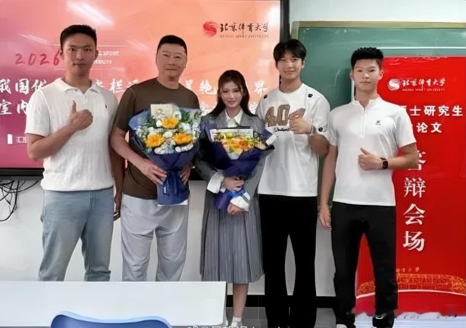 她的硕士毕业论文，题目写的是自己。
7月5日下午三点，吴艳妮通过个人社交账号官宣